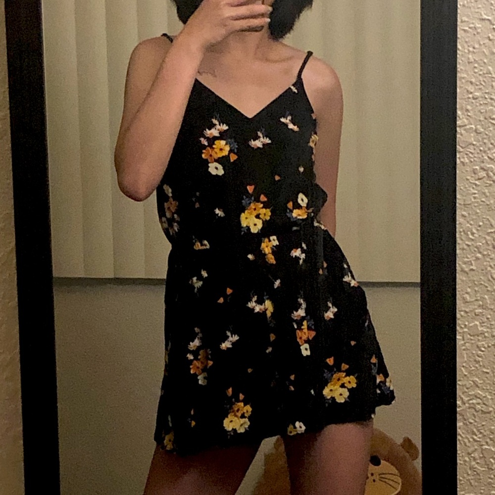 Sleeveless v-neck floral romper